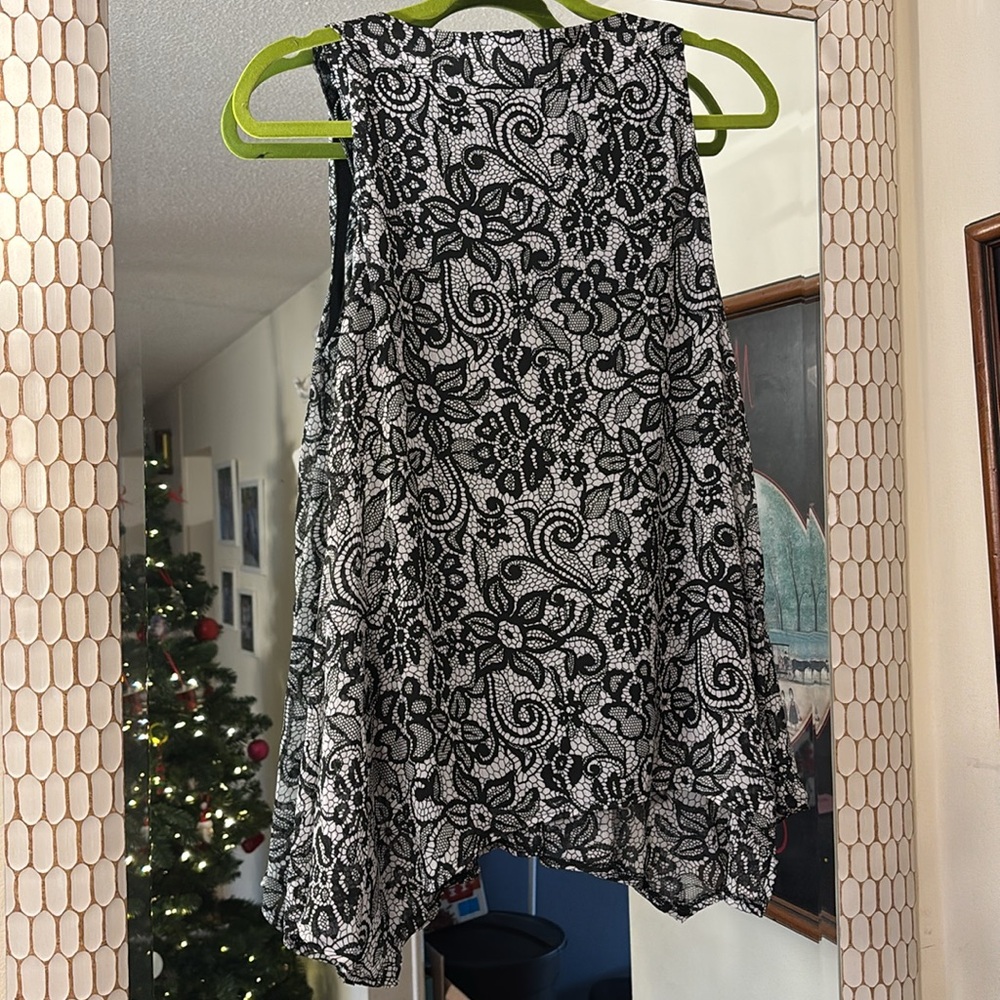 Signature by Larry Levine sleeveless handkerchief
Top size small - Picture 3 of 3